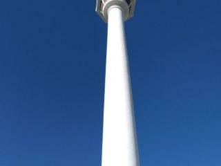 青空に白いタワー