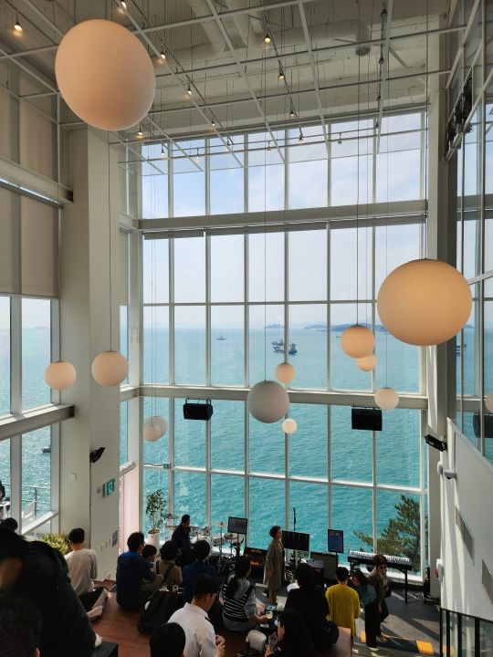 店内からの海ビュー