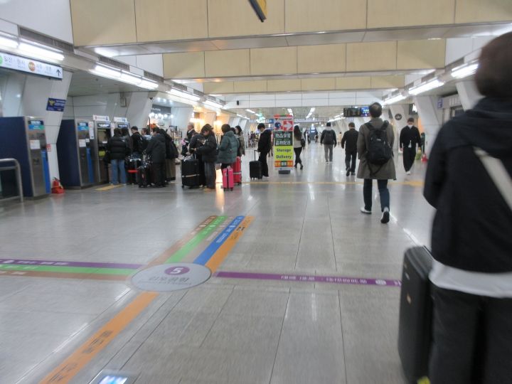 地下鉄の券売機も並んでました(チャージするところ)