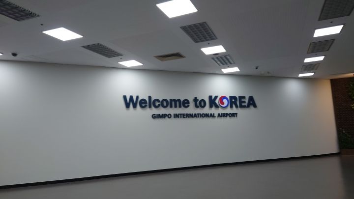 入国審査後に見える壁