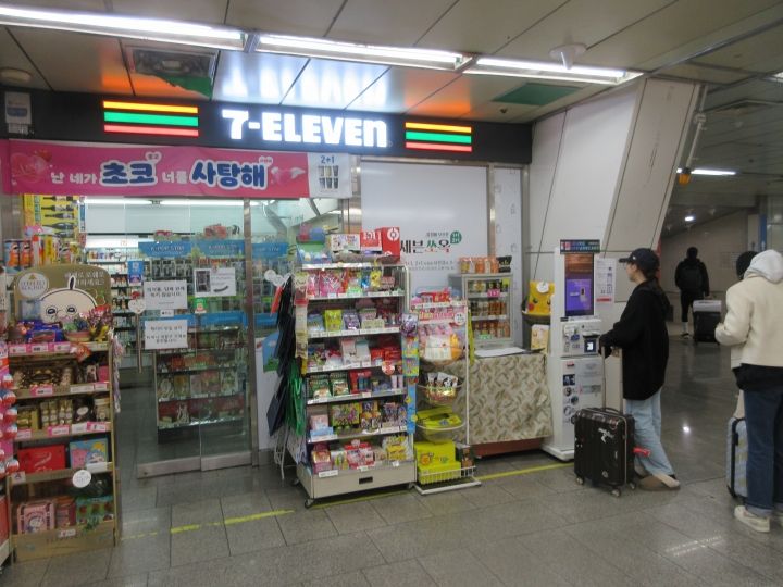 女性が操作しているのがNAMANEカードの発行機です