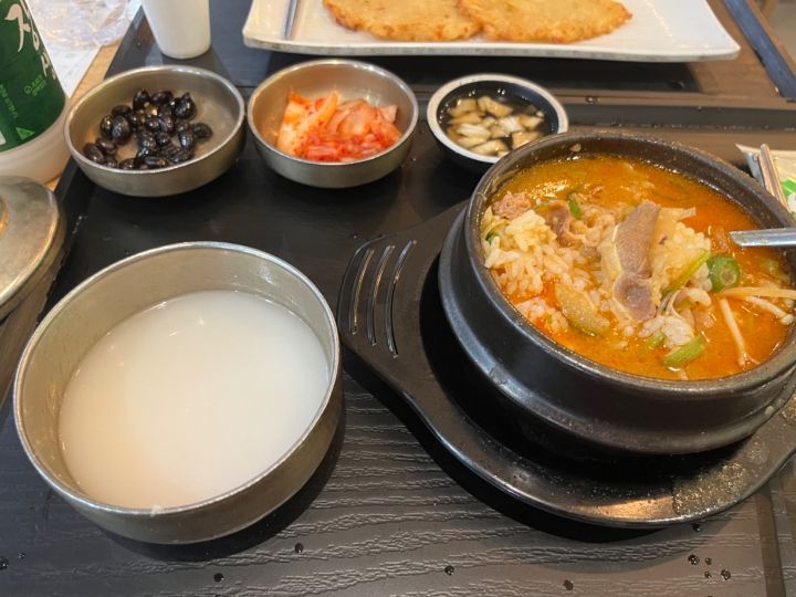 空いたご飯の器にはマッコリを注ぎます