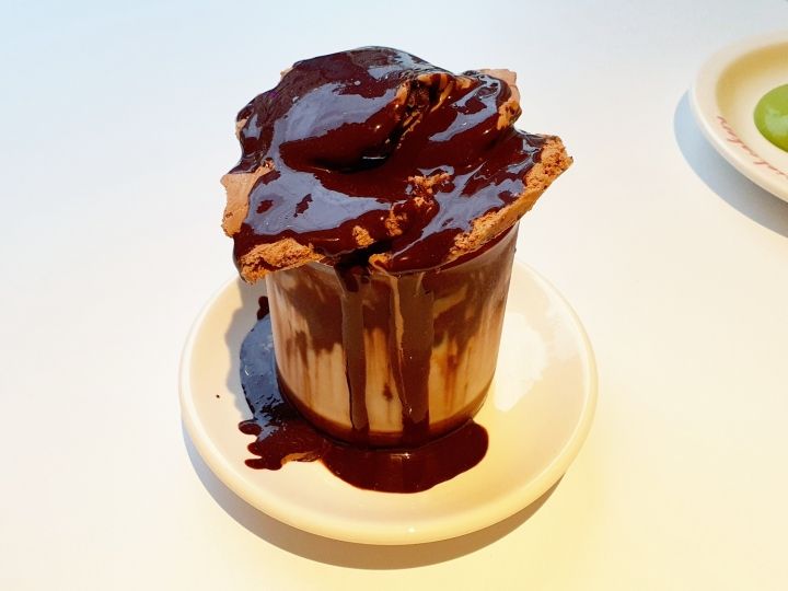 ストローをさすと、溢れました。