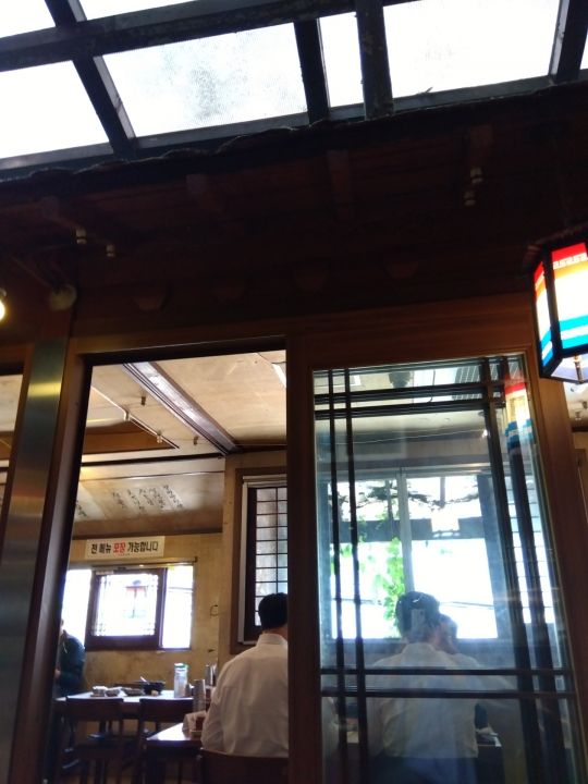 入口側は半分、屋外？冬は寒いかも