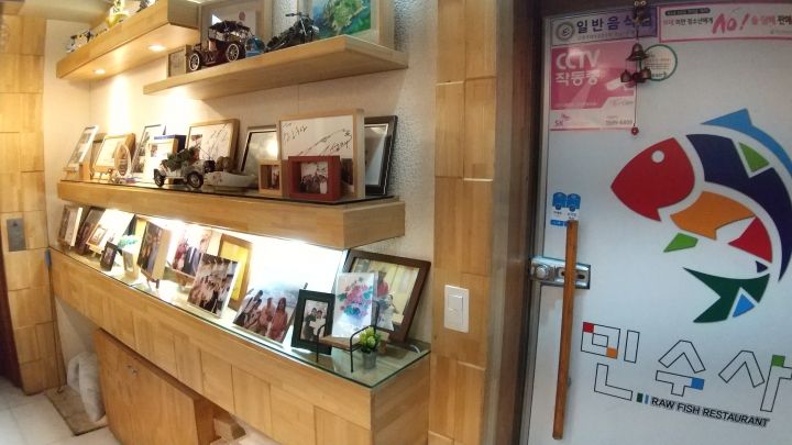有名人来店写真が沢山ありました。