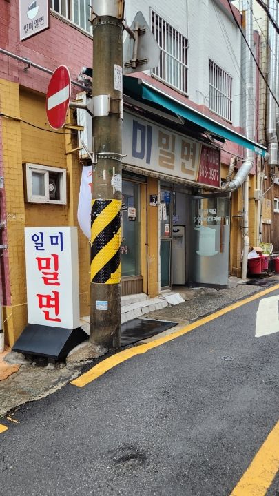 路地を入ったところにあります♪