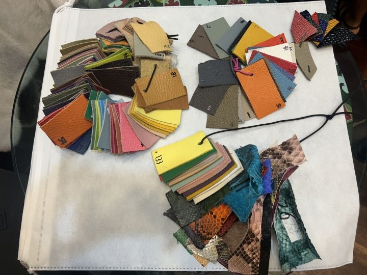 数多くのサンプルの中から、好みに合わせて色を選べます