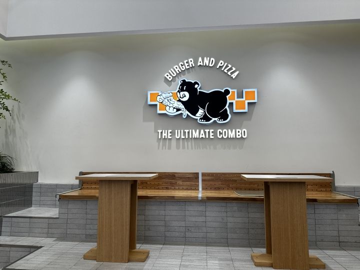 隣のピザ屋さんのメニューと一緒に食べることができます。