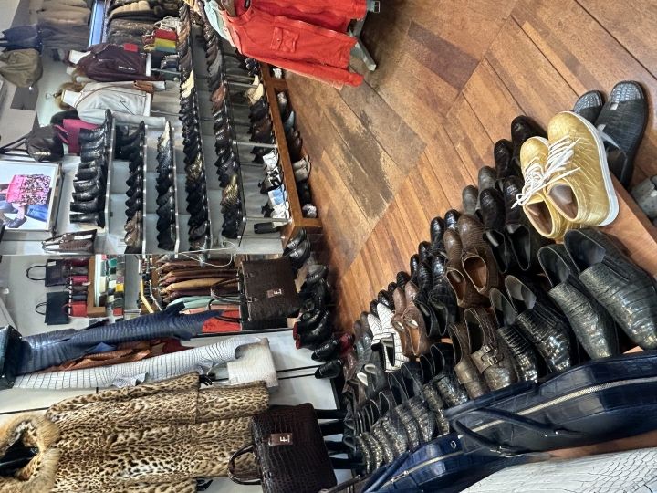 日本人のお客さんは靴を購入されるかたも多いらしいです