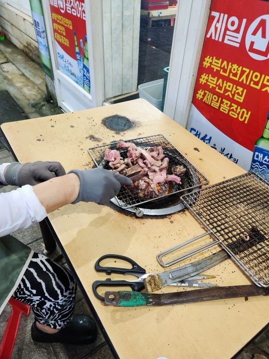 お店の外で焼いて提供