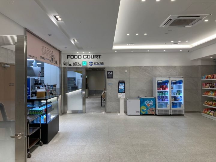 注文はタッチパネルですが、現金は使用できないので左の売店で注文します