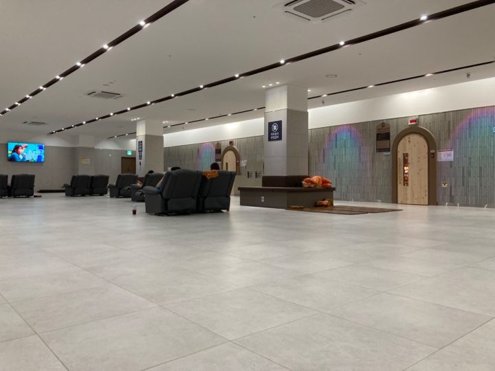 広間の風景。とてもきれいで、まめに掃除をしています