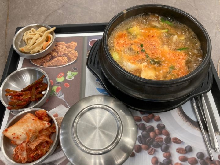 ごはんのふた取り忘れました。五穀ごはんです。