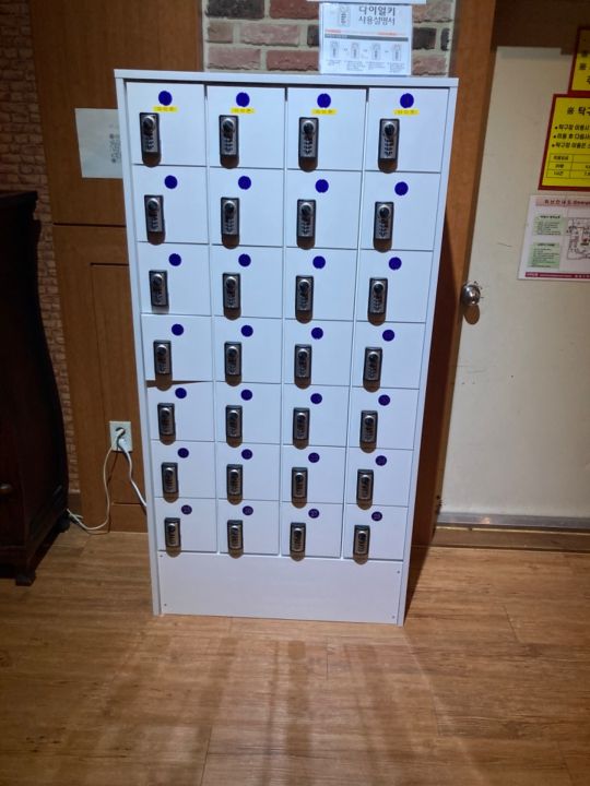 充電ロッカー。ライトニングは上段のみ。他はタイプｃ