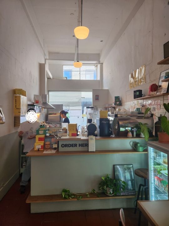 店内:縦長の店内でキッチンも見えます