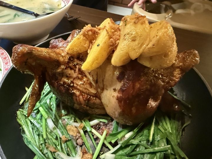 丸焼き、上にはポテト。