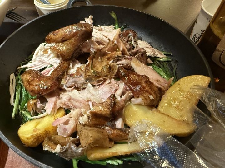 激熱なので軍手をして、その上にビニール手袋をしてほぐして食べます。