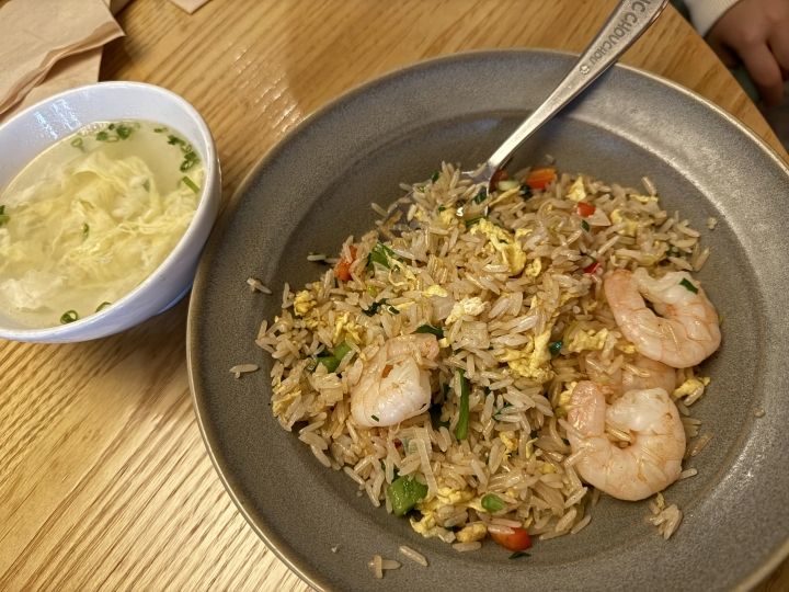 チャーハン、なぜかタイ米で東南アジア感。