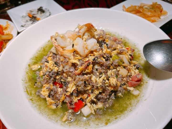 パラパラとは正反対を行く汁まみれチャーハンですがこれは意外といけました