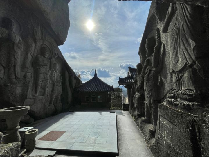 屏風岩石仏寺｜金海国際空港・沙上(釜山)の観光スポット｜韓国旅行