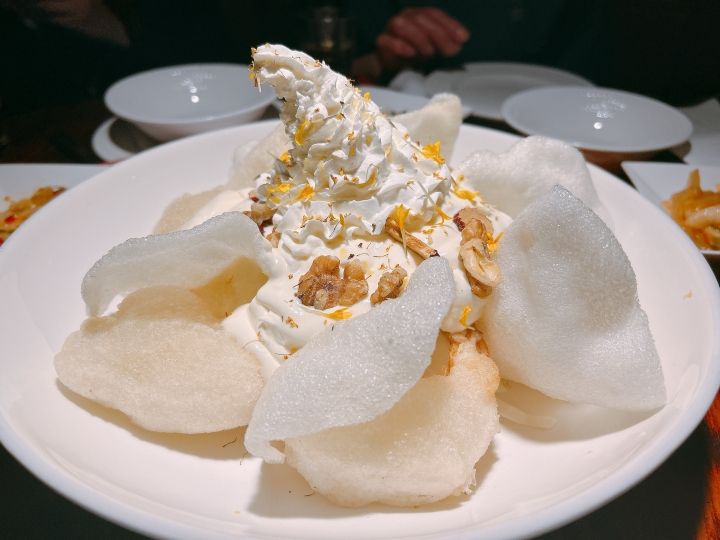 分厚い衣で小さな海老がまかれた海老マヨ的なやつ