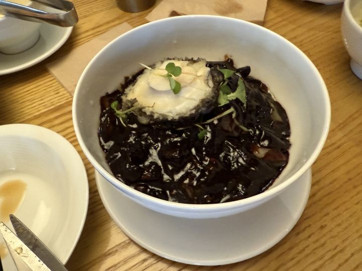 あわびの乗ったじゃじゃ麺。あわびふにゃふにゃ。。