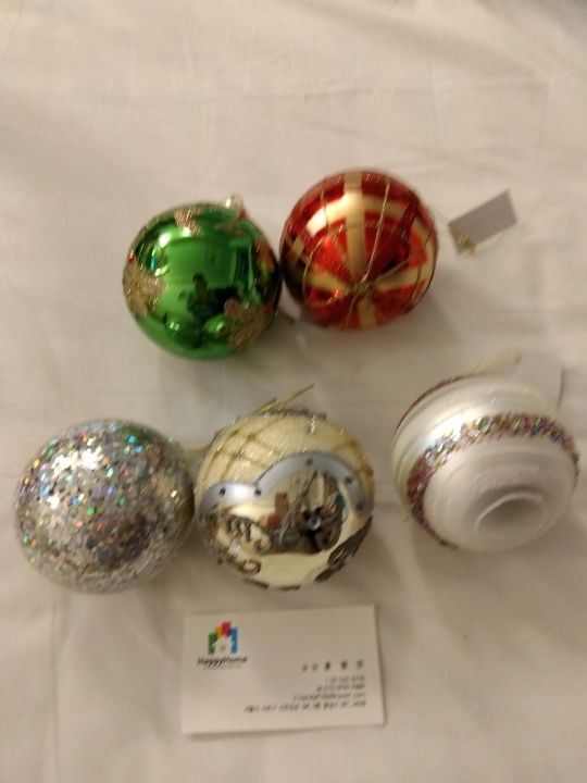 定番の丸いオーナメントですが、キラキラ