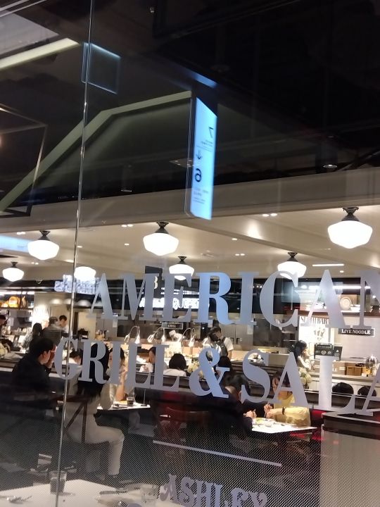 明るい明るい店内