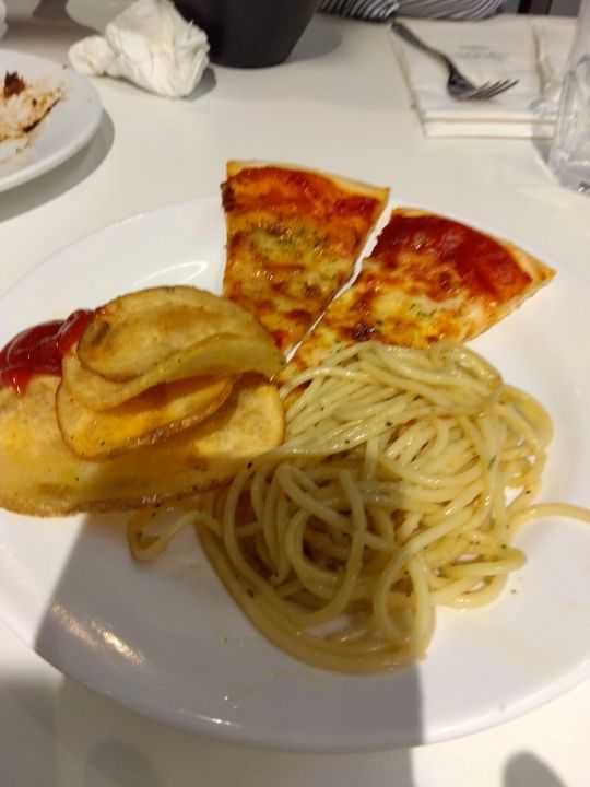 ビザ、パスタ、ポテト