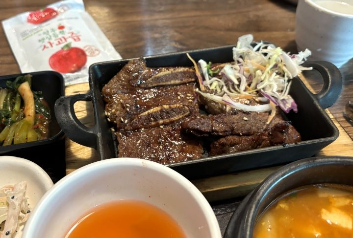 香ばしくて、やわらかくて、甘めタレで味つけされたLAカルビ。