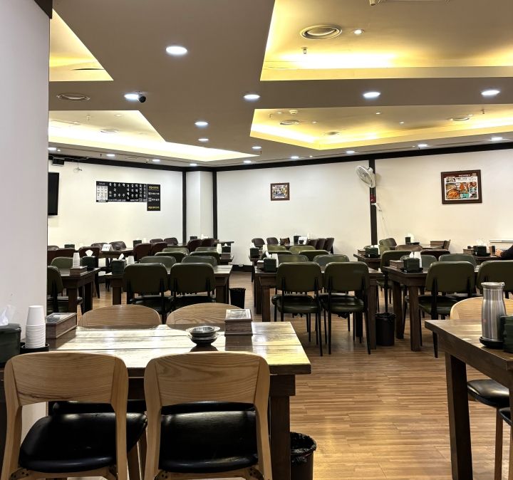 店内広々、お席もかなり多め。1人ごはんの方もちらほら。