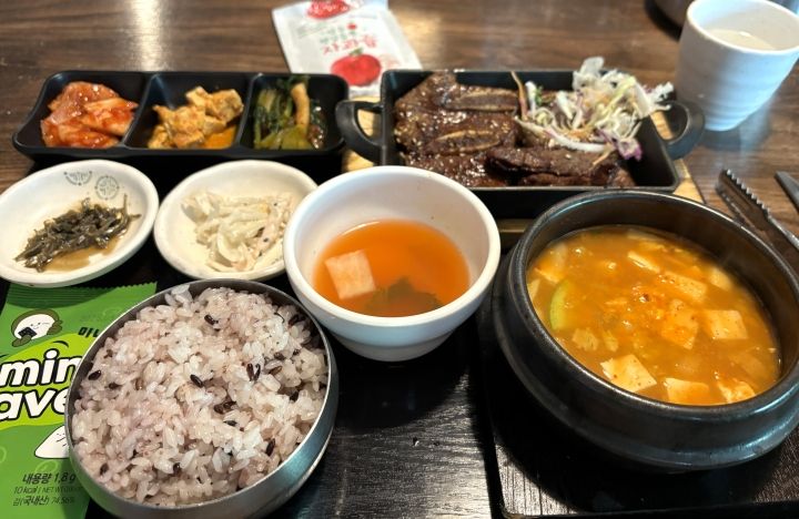 LAカルビ定食。テンジャンチゲと日替わりおかず。パウチのリンゴジュースは持ち帰りました。