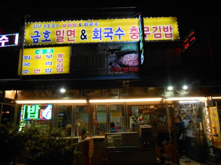 店内は外からも見えるので、安心です^^