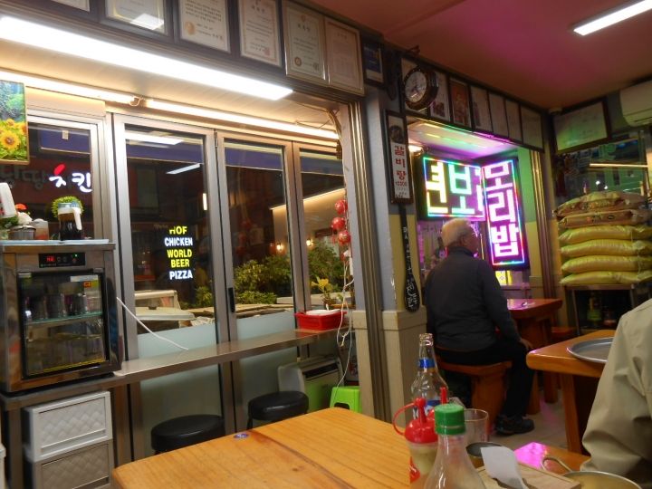 外は小雨ですが、店内は穏やかで温かい雰囲気。ほっとできます^^