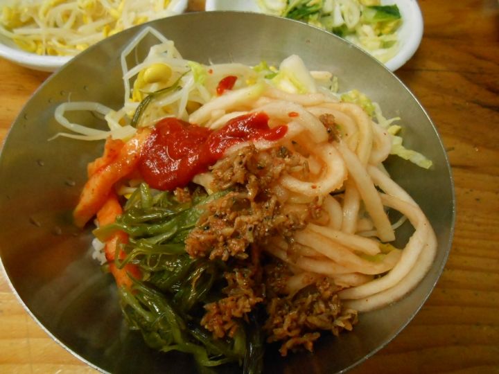 それぞれを麦ごはんに加えて、よく混ぜます。素朴な味が美味しいです!