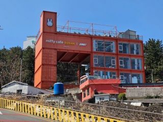 【韓国釜山限定】ミッフィカフェ miffy cafe チャガルチ市場 ミッフィ ✰釜山にしかいないミッフィー 釜山・影島 ＼ミッフィーカフェ