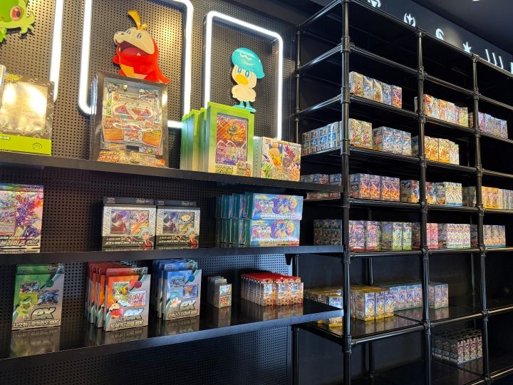 イッヌのカードショップ ポケモンカードショップ アイパークモール店｜龍山・孔徳(ソウル)の