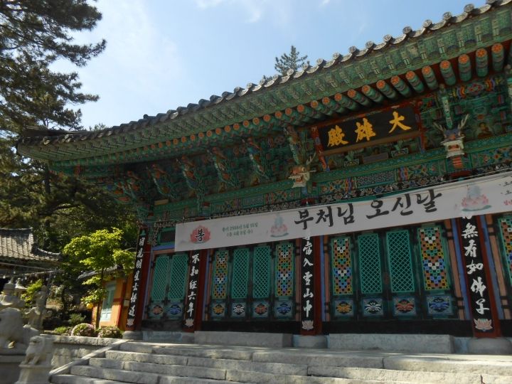 韓国らしい建物、あれ?滝はどこかな?裏の方から滝の音が聞こえます。