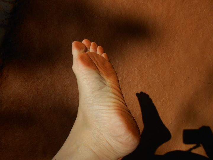 足裏が黄土で茶色に。