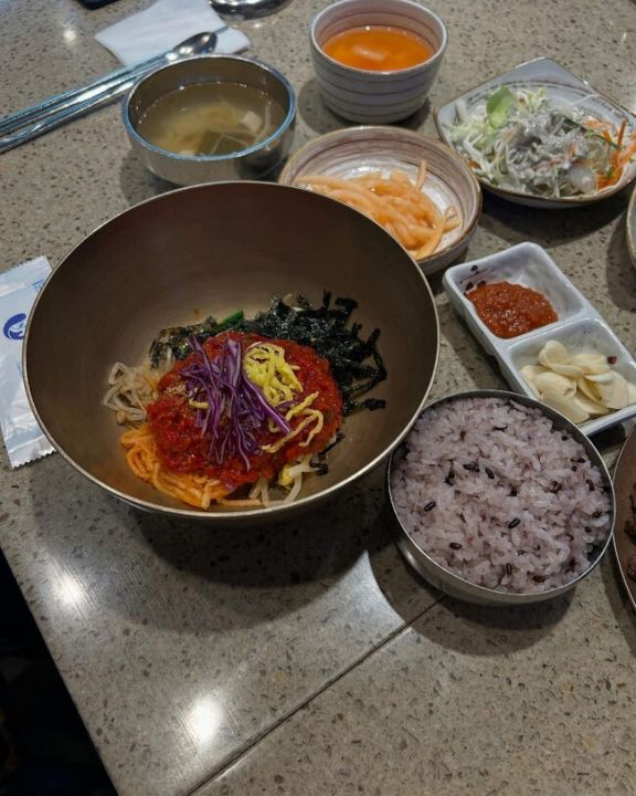 ユッケビビンバ　見た目は真っ赤ですが、辛さはそこまできつくなく甘辛い味が後をひく絶品 