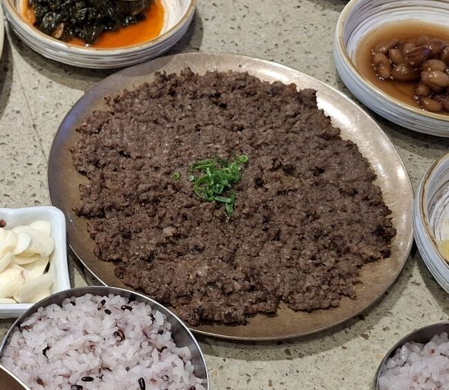 看板メニューは(水気のない)プルコギ 地味で素朴な見た目ながらも、炭火焼きのような香ばしい味わいで長年人々を惹きつけてきたそうです