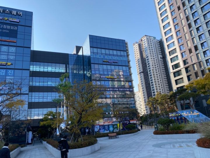 東側からの外観