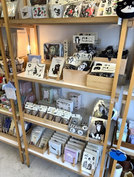 チェ・ヨンジュさんの猫グッズ棚。“子猫のモー”という題で日本語訳本も出版されています。