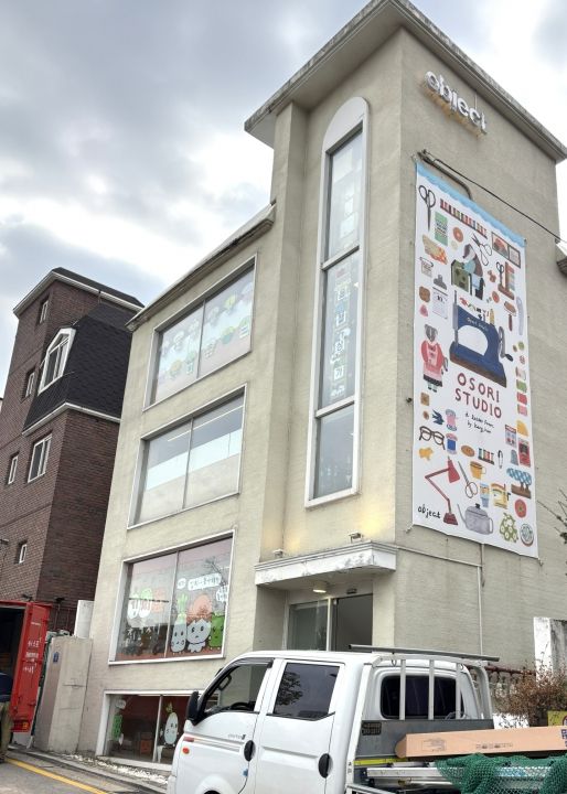 外壁一面のイラストはイベントごと・季節ごとに変わるようです。