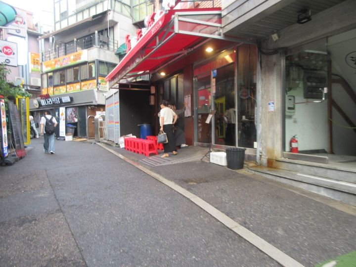 弘大通りから一本裏に入ったところ 17時オープン