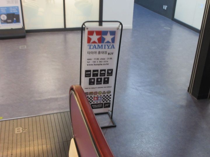 エスカレーター降りたところの看板