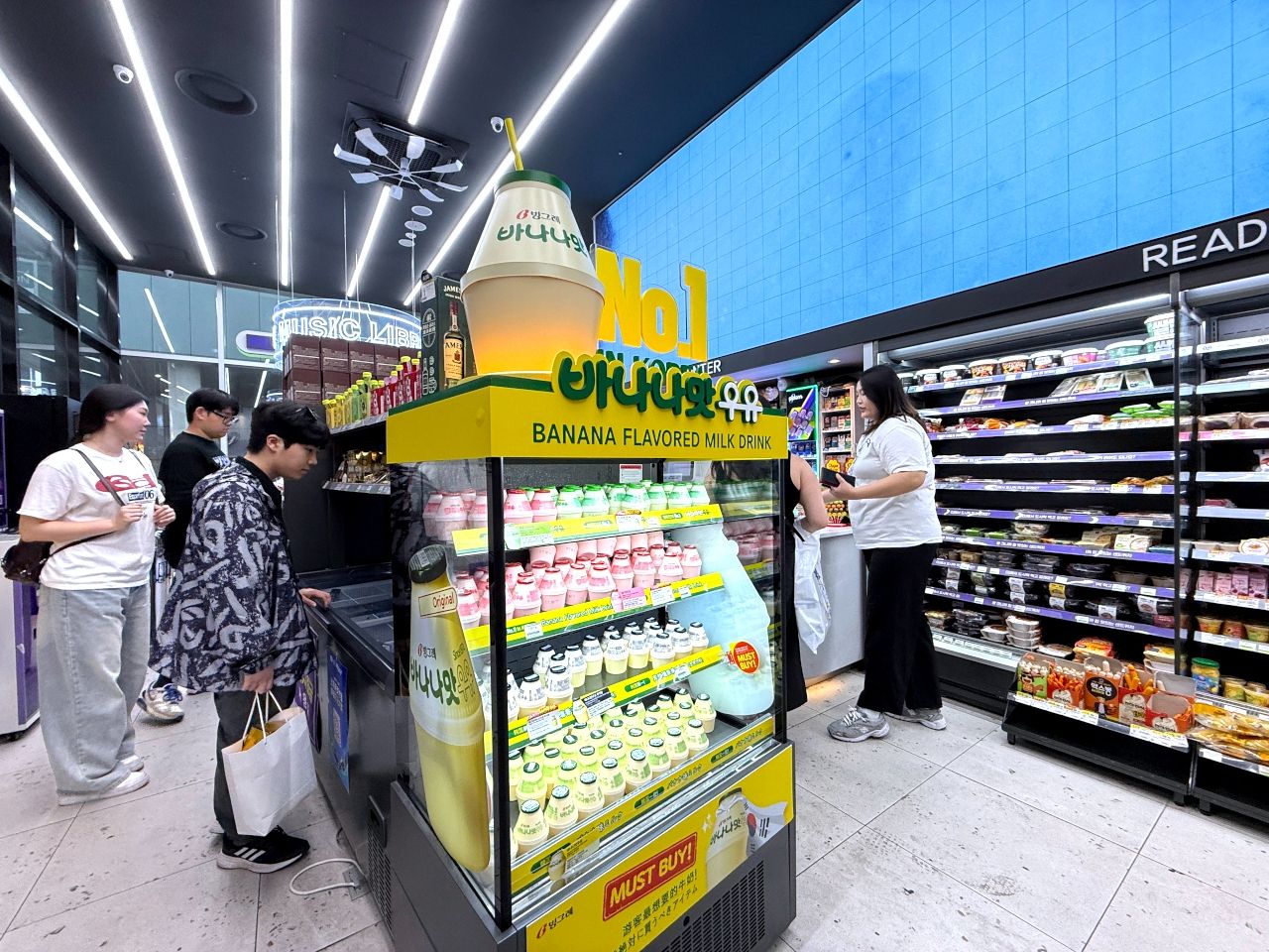 CU AKプラザ弘大店｜弘大(ソウル)のショッピング店｜韓国旅行「コネスト」