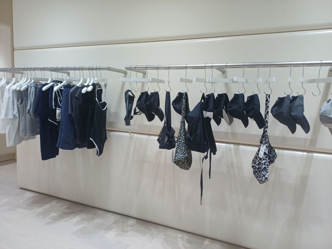 emis 弘大フラグシップストア｜弘大(ソウル)のショッピング店｜韓国