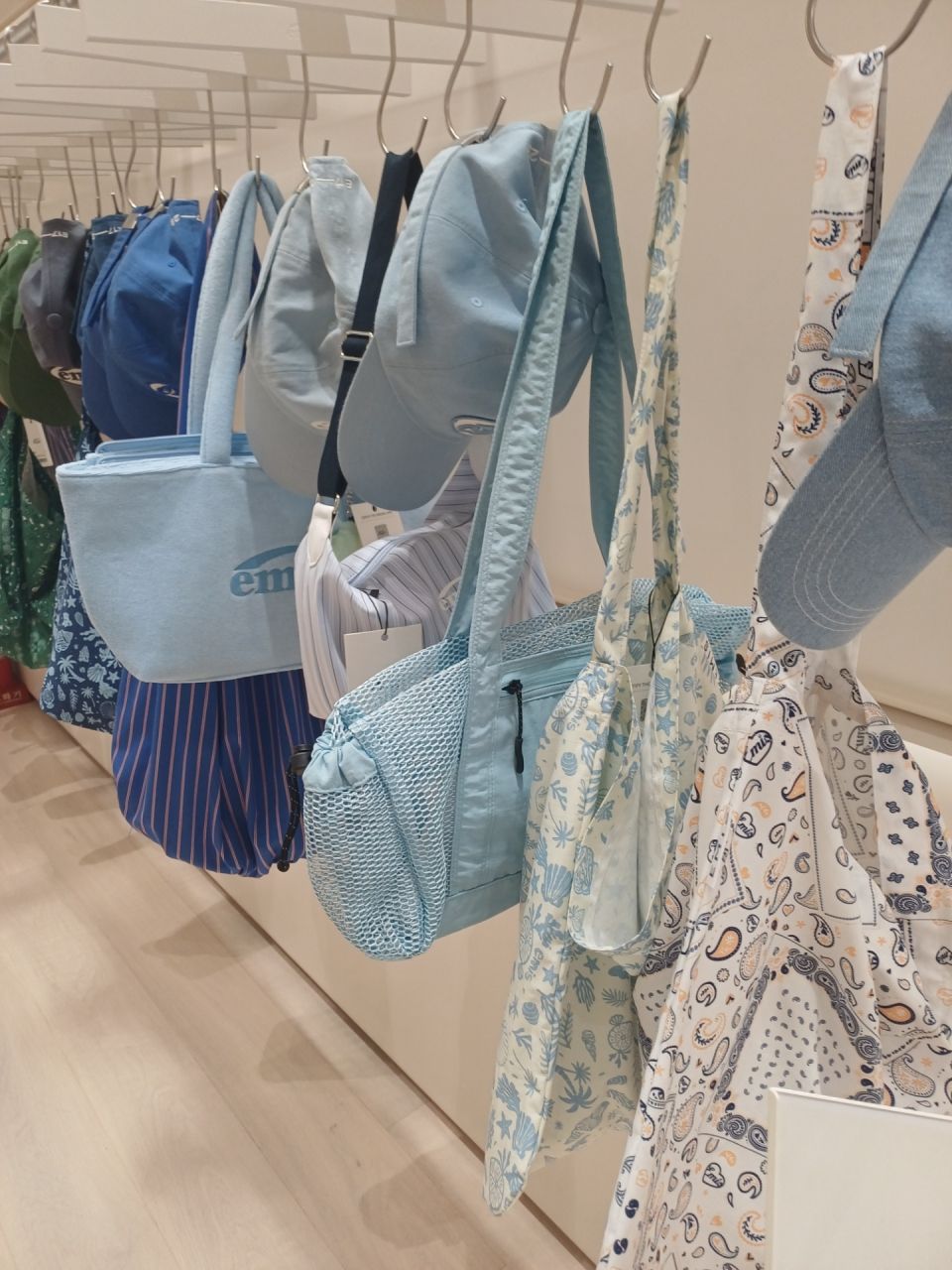 emis 弘大フラグシップストア｜弘大(ソウル)のショッピング店｜韓国