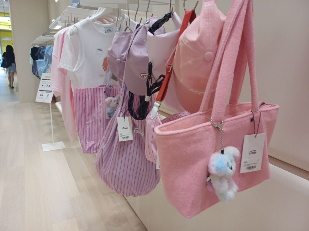 emis 弘大フラグシップストア｜弘大(ソウル)のショッピング店｜韓国